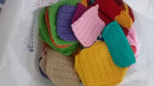 Sauce Viejo: un grupo de mujeres teje para que no tengan frío los que menos tienen