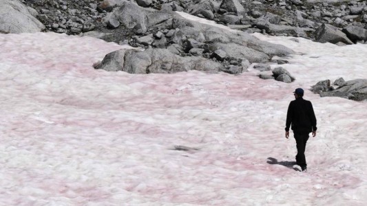Las razones por las que el glaciar de los Alpes se tiñó de rojo