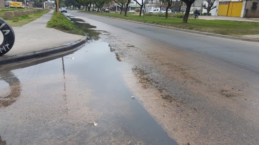 Vecinos de Aristóbulo reclaman por un cloaca que hace 3 meses está desbordada