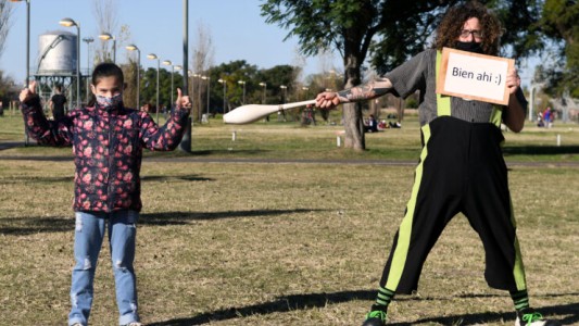 “El arte callejero intenta acompañar a la familia priorizando el tema de los cuidados”