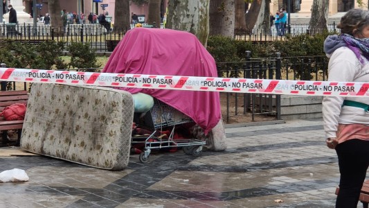 Murió una joven mujer embarazada que dormía en una plaza de Córdoba