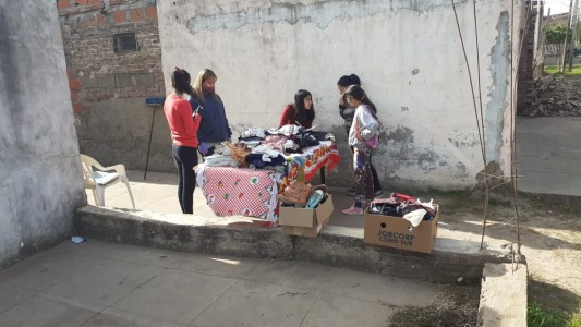 Con sus 18 años, Gonzalo lidera una iniciativa para entregar ropa y comida en Barrio Pompeya