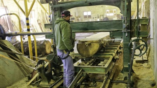 Caños en desuso y troncos se transforman en mobiliario urbano