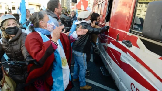 Manifestantes rompieron el móvil de C5N en el Obelisco y atacaron a sus periodistas
