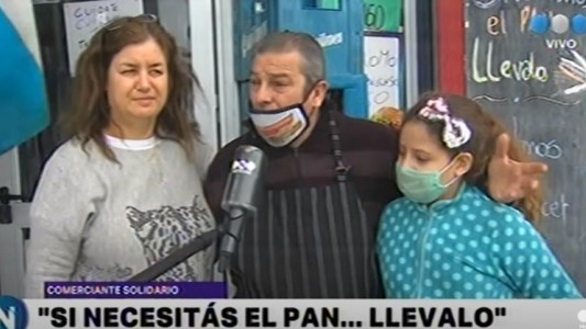 Solidaridad en cuarentena: un comerciante dona pan a quienes no pueden comprarlo
