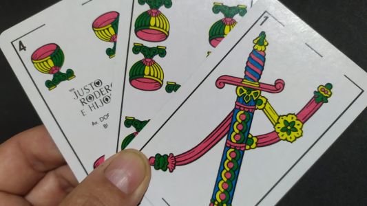 Quiero vale cuatro: rompieron la cuarentena para jugar al truco y terminaron presos