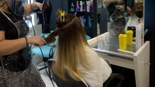 Rosario: dos trabajadoras y una clienta de una peluquería con coronavirus