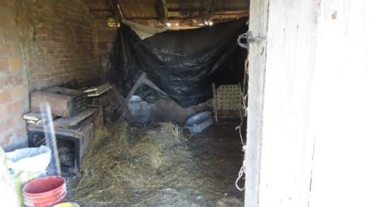 Rescatan a un cuidador rural que vivía sin piso ni baño y con techo de lona