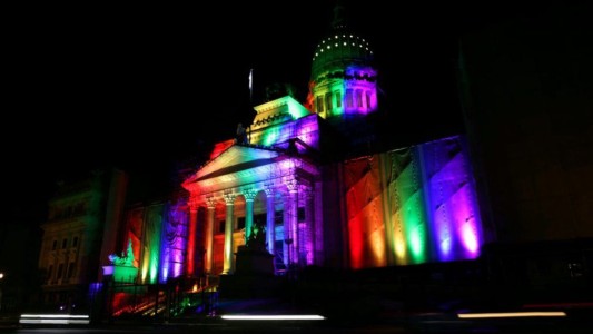 A 10 años de la Ley de Matrimonio Igualitario, los monumentos porteños se iluminan con la bandera LGBTIQ+