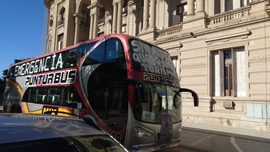 Caravana de micros de turismo en reclamo del retorno a la actividad y asistencia del estado