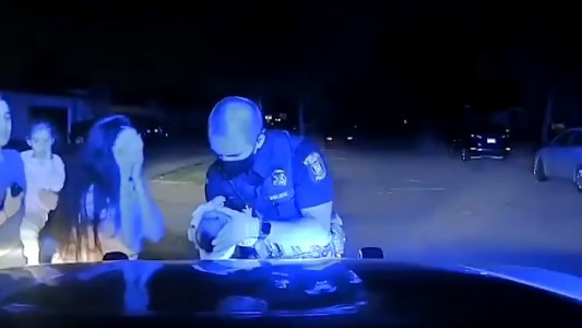 Video: policía héroes salva a beba de morir asfixiada