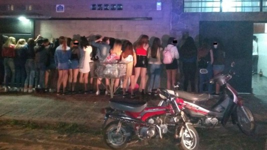 Adolescente organizó una fiesta clandestina con más de 150 invitados