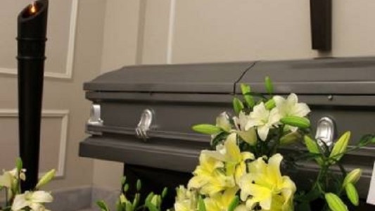 Una familia fue condenada a prisión por asistir a un velatorio