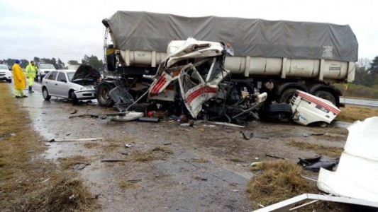 Cuatro heridos en un espectacular triple choque en la Autopista a Rosario