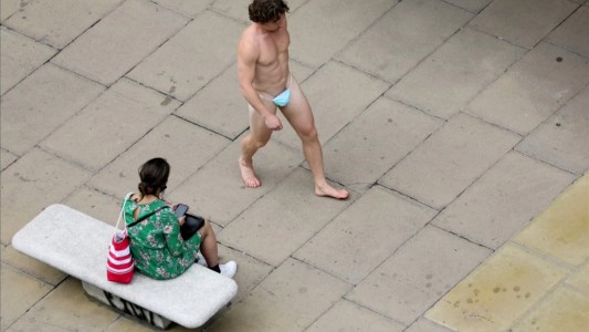 Un paseo con el barbijo como taparrabo