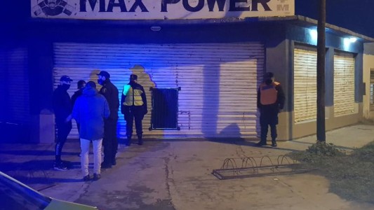 Clausuran gimnasio en Bahía Blanca: encontraron al dueño y a 6 clientes haciendo ejercicio