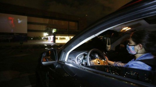 El lado B del coronavirus: con la pandemia resurgió el autocine en los pueblos santafesinos