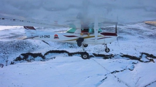Video: Desde un avión arrojan provisiones para aislados por la nieve en Chubut