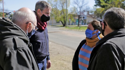 Tras el bacheo de calle Pedro Víttori, Jatón recorrió la obra con los vecinos