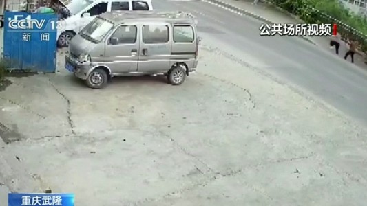 Insólito accidente en China: dos mujeres tragadas por la vereda