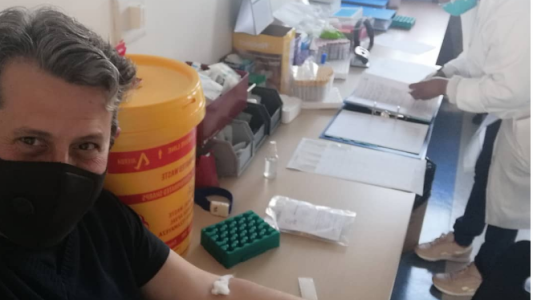 Argentino que recibió la vacuna de Oxford: "controles diarios y todas las semanas me sacan sangre"