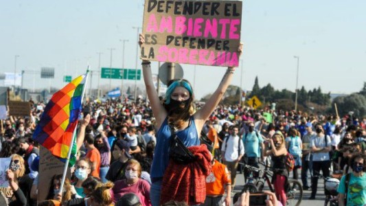 Miles de personas renovaron el pedido para que cesen los incendios en las islas