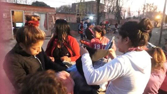 Tiene 20 años y con el primer IFE que cobró, abrió una olla popular en su barrio