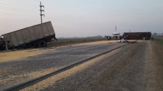 Espectacular choque y vuelco de camiones en la ruta A012 en Roldán
