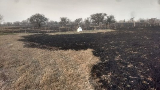 Armstrong: un campo se quemó por completo y lo único que se salvó fue un pequeño altar