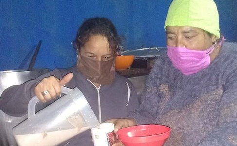 Las mujeres de Barrio Norte brindan un plato de comida a más de 120 chicos