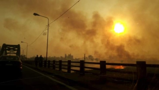 Video: la quema de pastizales ahora complica a los vecinos de Santo Tomé