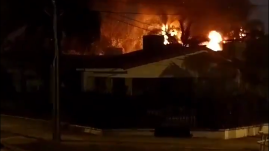Video: Se incendió una casa en la costanera de Santo Tomé