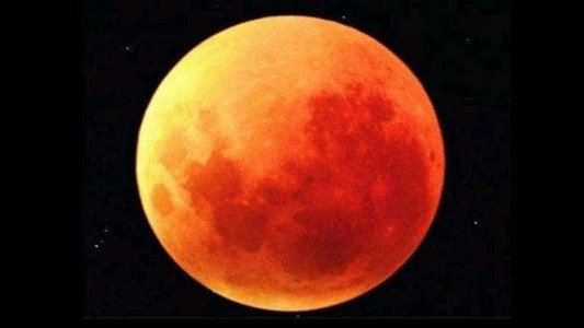 Por qué la Luna se tiño de rojo en algunas provincias