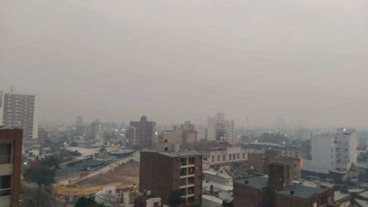 La ciudad amaneció cubierta de humo y el olor es insoportable