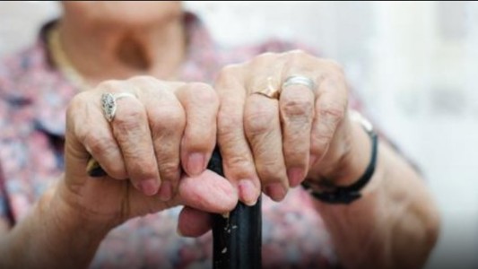 Brutal ataque a una jubilada: un ladrón la abusó y le robó