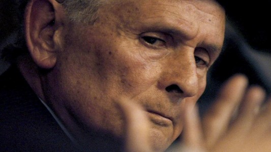 El represor Miguel Etchecolatz tiene coronavirus, pero seguirá en la cárcel