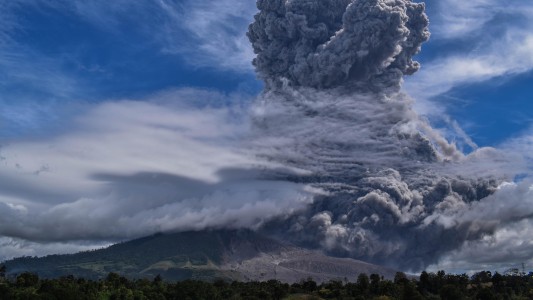 Las fotos de la fuerte erupción del volcán Sinabung en Indonesia que obligó a evacuar a 30 mil personas