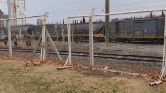 Rosario: retiran arcos de las canchitas para evitar partidos y los vecinos se resisten