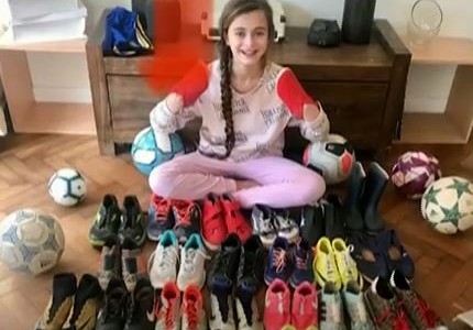 Día del Niño: 123 chicos de La Cava recibieron los botines que reunió Zoe, una futbolista de apenas 10 años