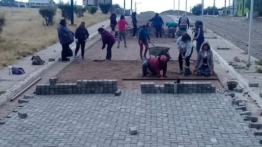 El pueblo patagónico donde mandan las mujeres: hasta son ellas las que pavimentan las calles