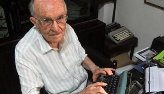 A los 97 años se recibió "cum laude" con una tesis escrita en una vieja máquina Olivetti