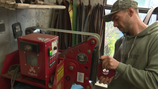 Santafesino participa del reality para encontrar al mejor fabricante de cuchillos de lationoamérica