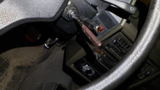 Detuvieron a un ladrón que manejaba un auto apropiado usando un cuchillo como llave de arranque