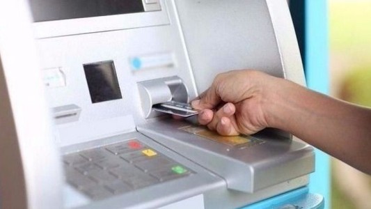 Yerba Buena: el cajero le tragó la tarjeta, enfurecido intentó abrirlo y terminó en la comisaría