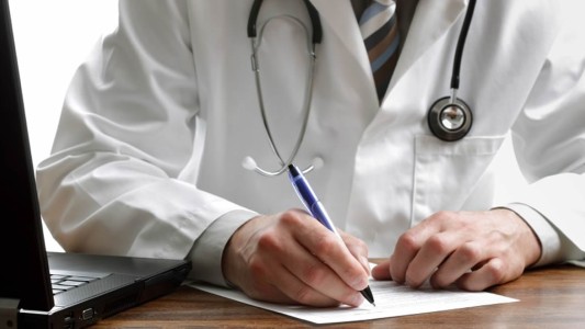 AMRA: el médico amenazado por tener coronavirus sufre "linchamiento social"