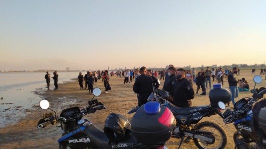 Video: buscan a dos personas que intentaban cruzar la Laguna Setúbal a pie