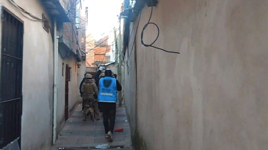 Hacían entraderas, robaron un Smart Tv y los detuvieron al instalarle Netflix