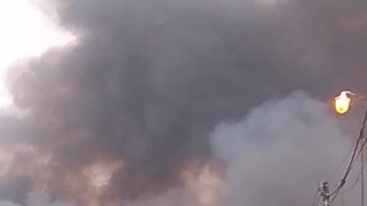 Video: impactante columna de humo invade la zona de countries sobre la Autopista