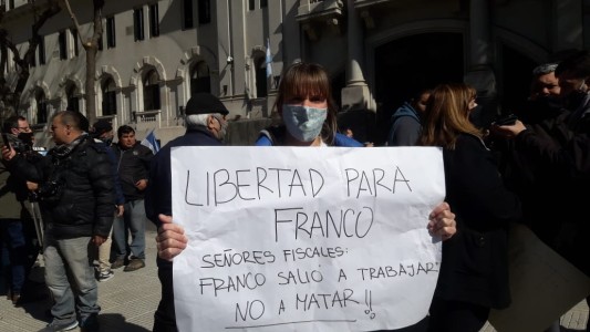 "Eran ellos o era él", asegura la mamá del policía remisero que mató a dos ladrones