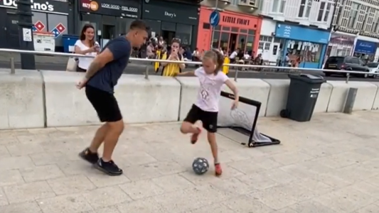 Una nena mostró su agilidad con la pelota y su video da vuelta al mundo